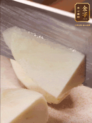 茭白去殼，底部一層老皮刨掉，切成滾刀塊