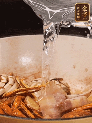 加料酒/花雕酒去腥，加入開水燜10分鐘左右