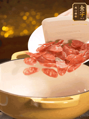 鍋里放油，香腸煸炒出多余的油脂，然后放小米辣