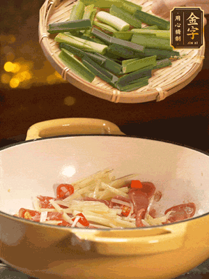 接著放蒜葉，來一點(diǎn)鹽，一點(diǎn)醬油調(diào)味翻勻