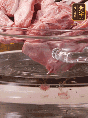 羊排清水洗凈，冷水浸泡30分鐘-2個小時，去除血沫。冷水下鍋，小火加熱析出血水后洗凈備用