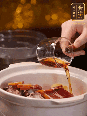 羊排、火腿、姜片一起入砂鍋，大火煮到沸騰