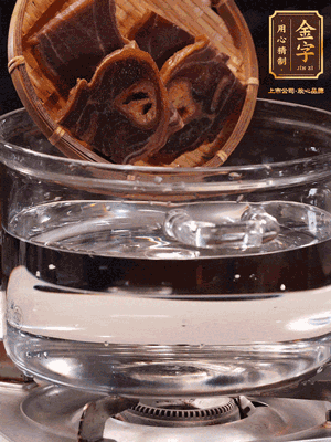 火腿蹄片，冷水下鍋，加蔥姜、料酒焯水