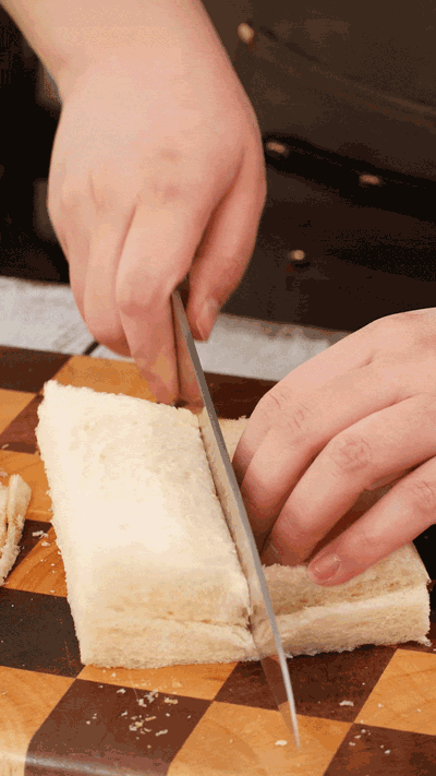 土司改刀去邊，切成適當(dāng)大小