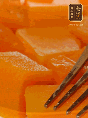 南瓜去皮，一半切塊備用，一半切塊蒸熟，碾成泥