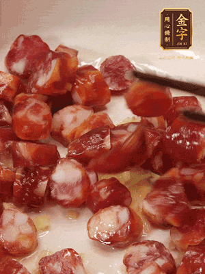 砂鍋熱油，下姜絲、香腸煸香