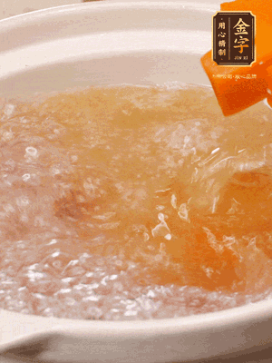 倒入開水、南瓜塊、南瓜泥中火煮5分鐘