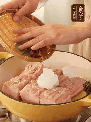 五花肉皮朝下，桂皮、八角、香葉、冰糖、生抽、花雕酒