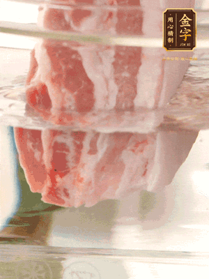 大塊豬五花冷水下鍋，蔥、姜、花雕酒焯水