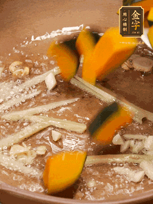 砂鍋倒一層底油，蒜粒、姜絲炒香后，再下南瓜翻炒30秒