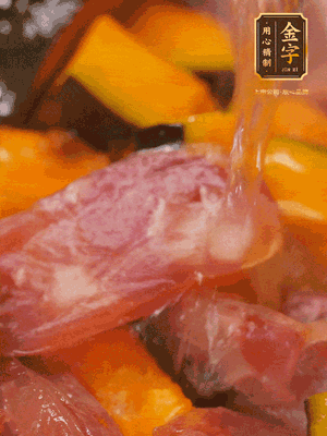 下香腸，倒沒過南瓜的水，加1/2勺鹽、1/2勺白糖、1勺蠔油燜8分鐘