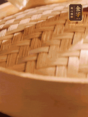 將香腸、醬油肉、臘肉放入蒸容蒸20分鐘