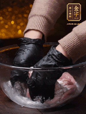 豬肚放入面粉、鹽、白酒，反復(fù)揉搓（重復(fù)3遍），洗掉表面的黏液。再把豬肚翻過來，剪去油脂，一樣反復(fù)揉搓干凈