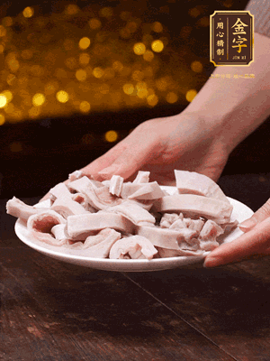 豬肚冷水下鍋，姜蔥料酒去腥，水開煮5分鐘，撈出，切小塊。