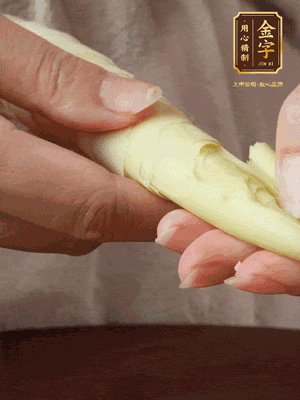 春筍沿著外皮豎著淺劃一刀，剝下外殼，切掉尾部的老根，切滾刀塊。（這個(gè)時(shí)候的春筍最為鮮嫩脆爽，不需要焯水去除澀味）