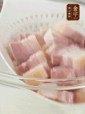 金字淡咸肉、排骨分別加料酒、蔥、姜冷水下鍋焯水，水開撇去浮沫撈出。