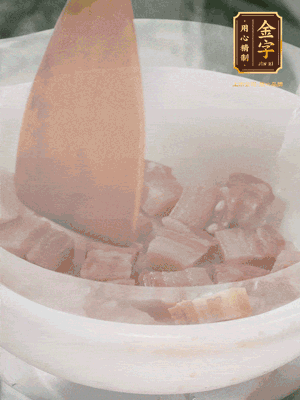 砂鍋內(nèi)咸肉微微煸出香味，再倒入開水。放排骨滾開后轉(zhuǎn)中小火篤30分鐘。（水盡量一次加足，以免中途加水沖淡鮮味。這一步是湯底濃白的關(guān)鍵）