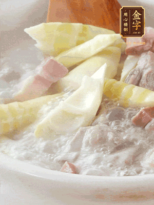 開蓋后放春筍，小火慢篤20分鐘左右，出鍋后盛出。