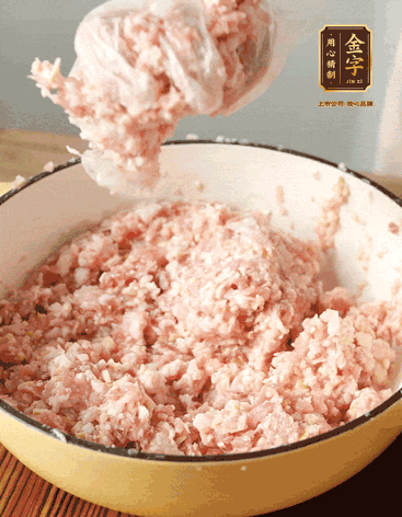 肉丁、咸肉丁、一丟丟鹽、料酒拌勻，反復(fù)摔打上勁。接著加入1兩蔥姜水，反復(fù)拌勻摔打上勁。前后共加3遍。3遍后筍丁，接著反復(fù)摔打上勁。最后加入1個蛋清、3茶匙生粉拌勻摔打上勁