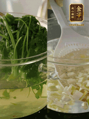 春筍切丁焯水；薺菜加鹽焯水，過涼水后切成細末
