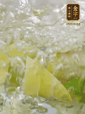 春筍沿著外皮豎著淺劃一刀，剝下外殼，切掉尾部的老根，切滾刀塊。簡單焯水去澀味。