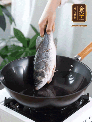 熱油，加1大勺豬油、姜片，再下鱸魚，煎至定型后翻面。（加點豬油，燉出的魚湯更容易變?yōu)榍逅哪贪咨＃?>
					</div>
					<span>步驟 3/6</span>
					<p>熱油，加1大勺豬油、姜片，再下鱸魚，煎至定型后翻面。（加點豬油，燉出的魚湯更容易變?yōu)榍逅哪贪咨＃?/p>
				</li><li>
					<div   id=