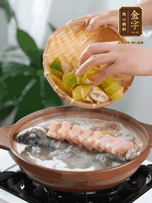 倒開水燉煮后轉(zhuǎn)移入砂鍋，淋料酒去腥、加少許鹽調(diào)味，再依次加咸肉、春筍燉煮15分鐘。