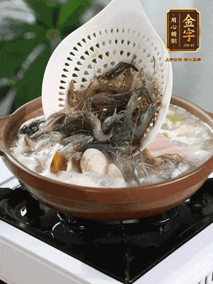 最后加一把蛤蜊、一把河蝦燜2分鐘，放一點白胡椒粉調(diào)味，撒上蔥花點綴！