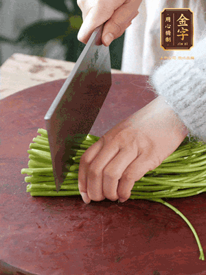 正嫩的藜蒿，掐頭去除根部，切小段