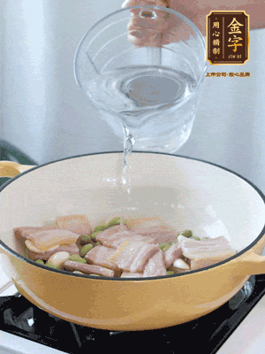 倒入熱水，加絲瓜、腐竹