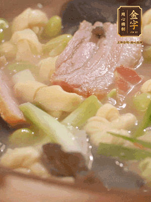 最后加一點蠔油、雞精調(diào)味