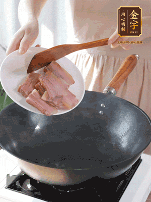 豬油熱鍋，下咸肉煸香，再下蔥姜提鮮