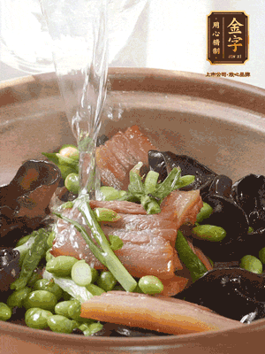 轉入砂鍋，加入開水、百葉結燉煮10分鐘