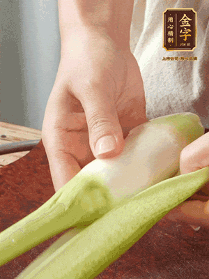 茭白去皮切絲，下鍋稍稍汆燙一下瀝干。