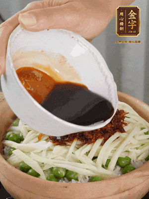 繼續(xù)小火燜3分鐘，淋上XO醬攪拌均勻。
