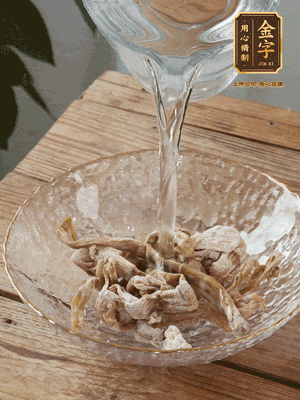 筍干提前泡發(fā)1晚切段，冬瓜去皮切塊。