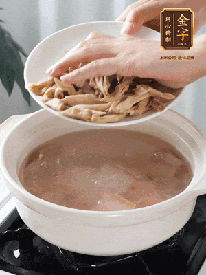 再下筍干段，加水、少許黃酒中火燉煮15分鐘。