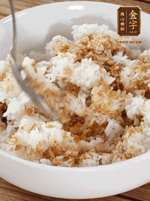 隔夜米飯加入生抽、芝麻油攪拌均勻