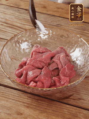 牛肉切丁，加黑胡椒海鹽、橄欖油腌10分鐘