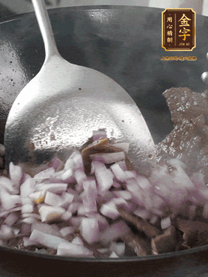 橄欖油熱鍋，牛肉丁炒至焦香狀態(tài)，下洋蔥丁翻炒出香味