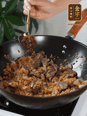 下拌好的米飯炒散，加一大勺XO醬