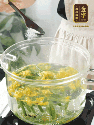 水開后，加鹽、黃瓜花焯水30秒