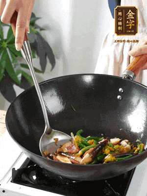 煸香蒜末，下香腸翻炒均勻，再依次下雞縱菌、黃瓜花