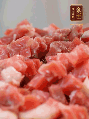 做月餅餡 火腿切成小丁，溫水浸泡5分鐘，上鍋蒸熟15-20分鐘，再將火腿丁、白砂糖、蜂蜜攪拌腌漬2小時
