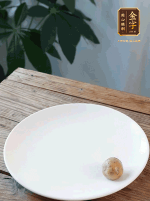 做水油皮、油酥 將油皮材料放入料盆中，加100ml水?dāng)嚢璩裳┗ㄆ瑺?。在案板上反?fù)揉搓成有一定筋度的光潔面團(tuán)，搓成14個團(tuán)子。
