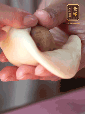 包月餅 面劑兩頭向中間捏緊， 光滑一面向下