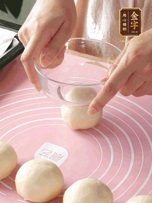 按扁后搟成圓形面皮。餡料放在面皮中心，把餡料包緊，捏緊收口