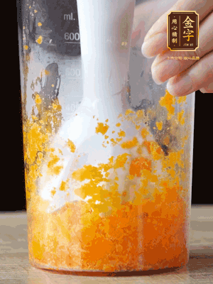 加玉米油、水怡、水揉搓成細(xì)膩的面團(tuán)。松弛半小時(shí)后，分成37g一個(gè)