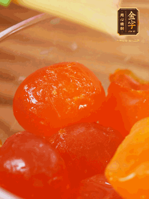 咸蛋黃噴白酒，170℃烤10分鐘。打碎過(guò)篩