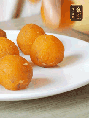 融化的黃油、芝士粉攪勻，加糖粉、蛋液、淡奶油、咸蛋黃攪勻，再加入玉米淀粉、奶粉拌勻，用不粘鍋炒至抱團(tuán)